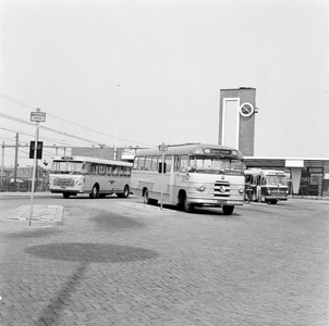 150034 Gezicht op het autobusstation bij het N.S.-station Almelo te Almelo.